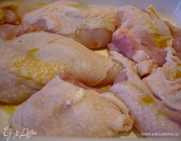 Курочку (я использовала бедрышки и ножки, освободив их от косточек) промоем и обсушим полотенцем. Посолим слегка и поперчим. Выложим курочку в форму. Смажем кожу оливковым маслом. Поставим в духовку на 40 минут. Затем достанем форму из духовки выложим к курице ломтики очищенного чеснока, цедру лимона и имбирь. Смажем ароматным маслом. Ставим в духовку еще на 10 — 15 минут.