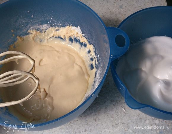 Перемешать муку и разрыхлитель. У 2-х яйц отделить белки от желтков. Желтки со сметаной и оставшимися 2-мя яйцами добавить к муке, и все 
перемешать до однородного состояния. Два белка взбить со щепоткой соли, добавляя при этом сахар. Взбитые белки осторожно венчиком добавить к 
тесту.