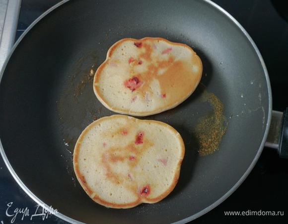 В большой сковороде разогреть маргарин и обжарить порционно оладьи с двух сторон.