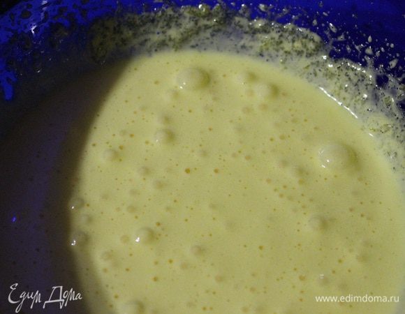 Белки отделить от желтков. Желтки взбить с сахаром минут 5-7. Добавить ванилин и просеянную муку. Хорошо перемешать и отложить 3 ст.л. теста в блюдце. Затем добавить  какао и разрыхлитель. Хорошо все перемешать.
