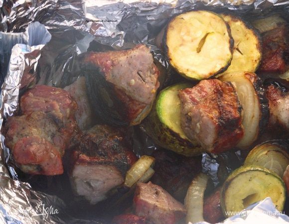 Если костер и мангал устроены правильно, то шашлык уже через 15-20 минут будет готов. Именно столько времени требуется, для  аппетитного поджаривания мяса, тогда оно не высохнет и не будет сырым.

Если вы не уверены в готовности мяса, немного надрежьте один или несколько кусочков ножом. Сок готового куска должен быть светлым. Если сок розовый, то стоит немного подождать, мясо еще не готово. 

Приятного пикника!