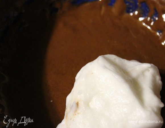 Белки взбить в крепкую пену с лимонным соком и поэтапно добавить их к тесту, аккуратно перемешивая лопаткой снизу-вверх по кругу.