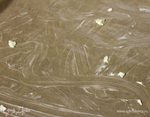 Противень застелить пергаментом, и смазать сливочным маслом.