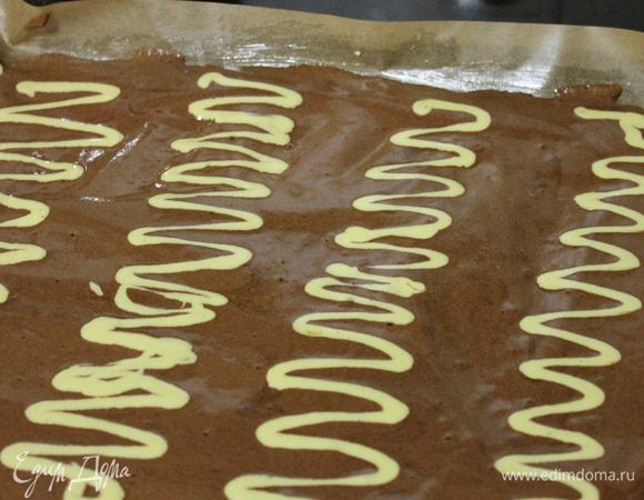Выливаем тесто на противень, разравниваем ножом, а сверху наносим узоры по желанию, из отложенного теста. Выпекать при температуре 180 градусов 10-15 минут. Проверять готовность зубочисткой.