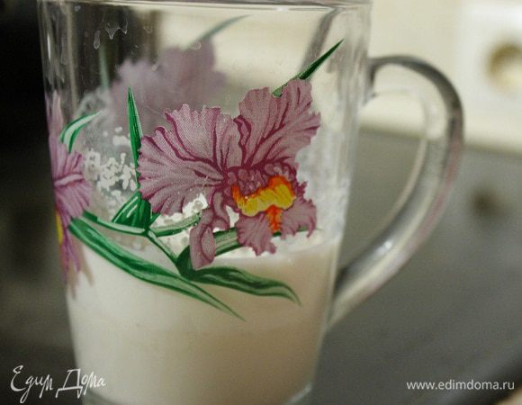 Готовим крем. В кружку наливаем 150 мл молока, к нему добавляем манку и хорошо все размешиваем.