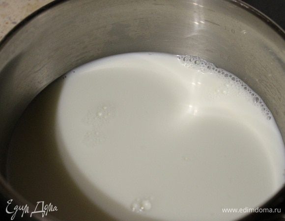 Остальное молоко выливаем в ковш, доводим до кипения, кладем ванилин, сахар и манку разведенную в кружке. Варим до готовности минут 5. Охлаждаем до теплого состояния. Затем добавляем размягченное сливочное масло и взбиваем миксером 5 минут.