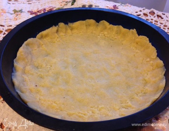 Тесто выложить в форму, отправить в холодильник еще на 15 минут.