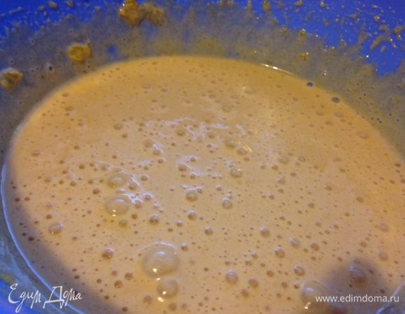 Готовим заварной крем. Желтки взбить с медом и сахарной пудрой. Молоко довести до кипения, но не кипятить.