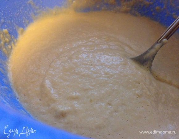 К желткам добавить молоко, поставить на средний огонь, варить до загустения.