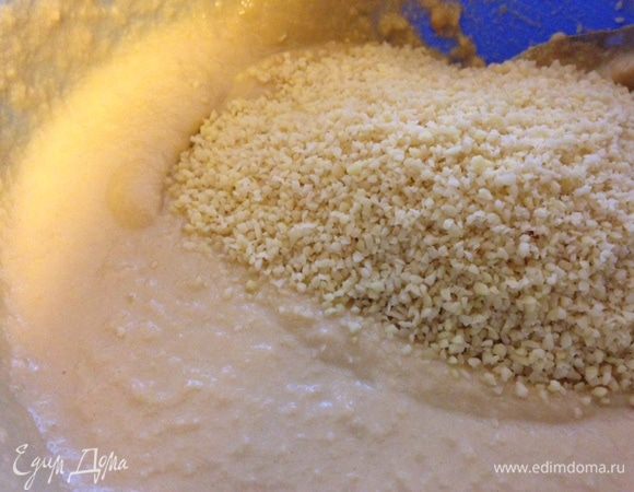 Крем остудить, добавить миндальную муку.