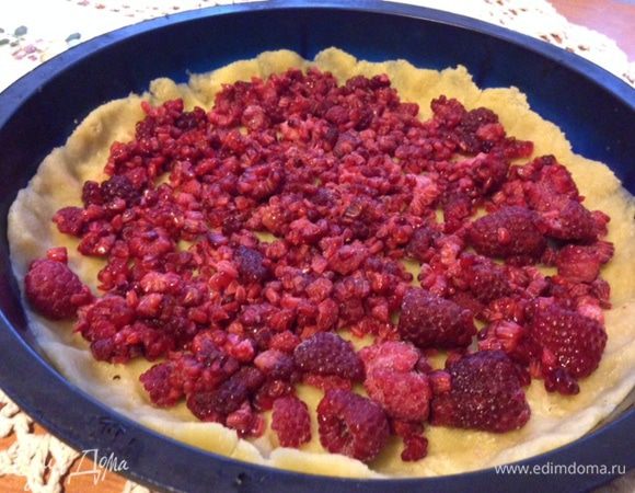 На песочную основу выложить размороженную ягоду.