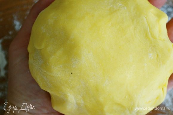 Приготовить песочное тесто (pasta frolla). С помощью кухонного комбайна смешать все ингредиенты и собрать тесто в шар. Завернуть тесто в пищевую пленку и убрать в холодильник минимум на 1 час.