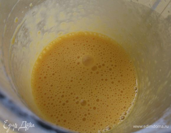 В отдельной емкости хорошо взбить яйца с мукой.