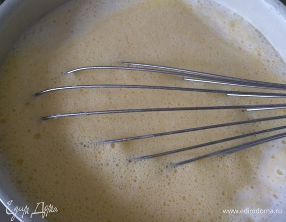 Вот тут есть один важный момент. Если вы уверены, что предыдущий шаг сделали правильно, то можно сразу эту смесь вливать в горячее молоко. При этом постоянно помешивать. Ничего не свернется - проверено! Но если уверенности нет, то лучше влить немного молока в яичную смесь, размешать и только потом добавить все это в ковшик с молоком.
