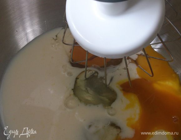 Для блинчиков смешать яйца, сахар, соль и 150 мл молока.