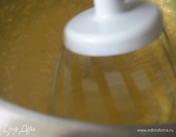 Всыпать просеянную муку и хорошо размешать.