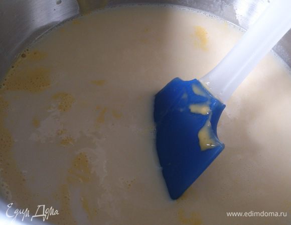 Влить оставшееся молоко. Молоко можно взять пополам с водой. Хорошо размешать, накрыть полотенцем и оставить на 30 минут.