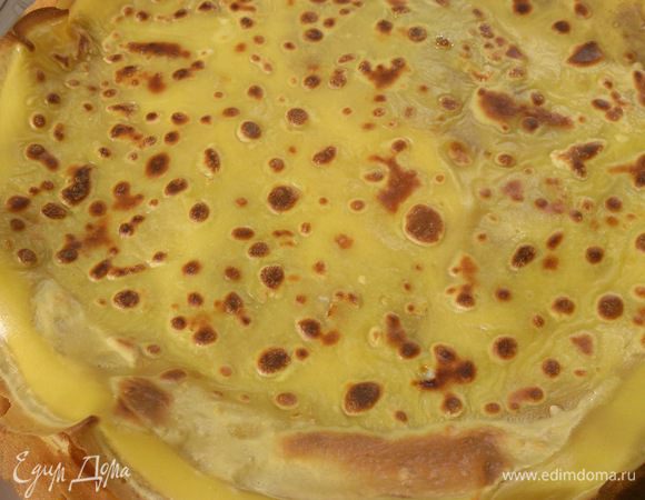 Влить в тесто подсолнечное масло, размешать и испечь блинчики. У меня сковорода тефлоновая, я ее не смазываю маслом.