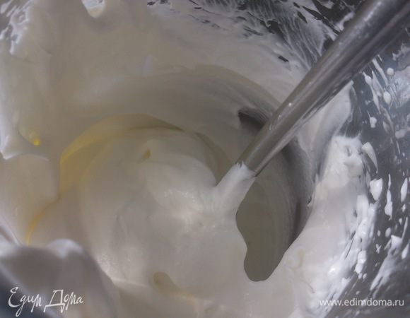 Жирные сливки взбить с сахарной пудрой.