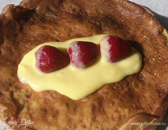 На блинчик выложить заварной крем, разложить вымытую и очищенную клубнику. Свернуть.