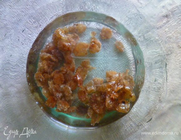 Сначала приготовим закваску. Вы можете взять свою любимую. Мне же нравится закваска на основе изюма. Я нашла ее в интернете.
1 день: размять горсть изюма толкушкой, переложить в банку и залить 0.5 стакана воды.