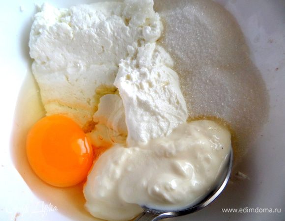 Творог нужен пастообразный из пачки...Добавим сметану, яйцо, сахар.