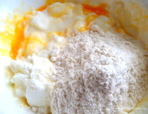 Высыпаем муку. Мука ещё понадобится на доску!