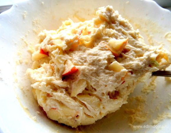 Если яблоко очень сочное, можно подсыпать муки.