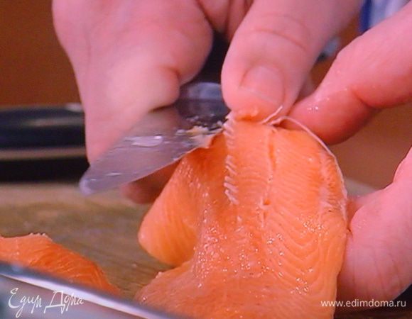 Филе форели освободить от кожи и костей.
