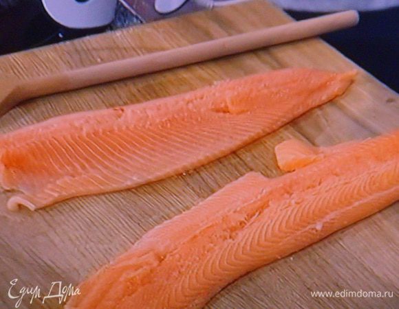 Подготовленную рыбу выложить на рабочую поверхность.