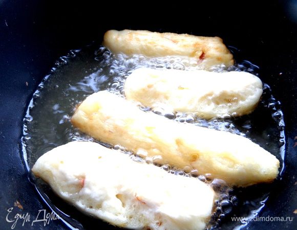 Разогреваем масло в кастрюле с толстым дном и жарим по 3-4 палочки.