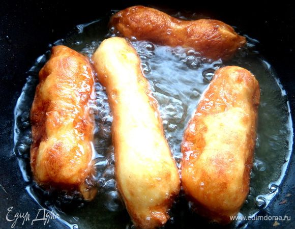 Переворачиваем вилкой.