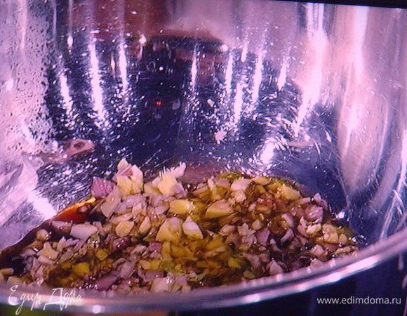 Для маринада мелко изрубить чеснок, чили, имбирь, шалот. Смешать с соком и цедрой лайма, соевым соусом, оливковым маслом и мёдом ( половину маринада отставить в сторону). Теперь досолить и доперчить.