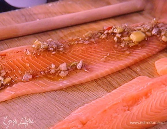 Филе обильно сдобрить маринадом.