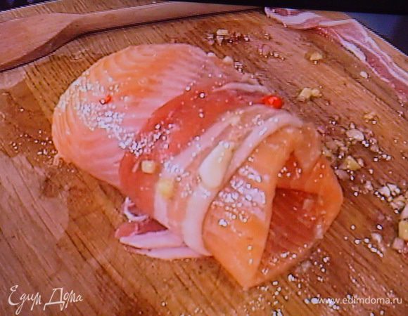 Рыбку скрутить в рулетики, каждый рулетик завернуть в 2 полосочки бекона. Прикрыть плёнкой и отправить на 20 мин. в холодильник мариноваться.