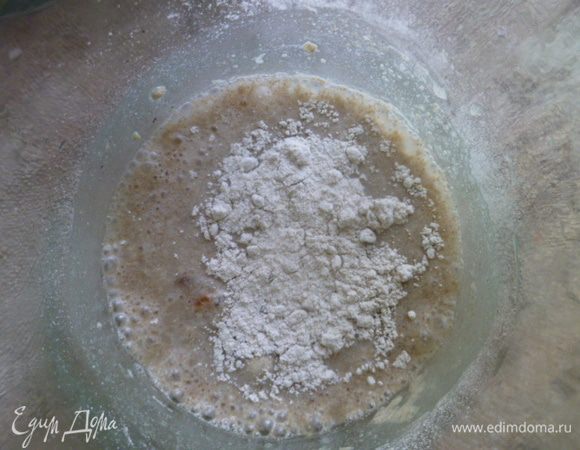 Добавить 0.5 стакана ржаной муки и 1 ч.л. сахара (желательно заменить медом, но необязательно).