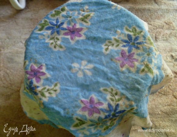 Накрыть мокрой тряпочкой. Я взяла носовой платок сложенный в 4 слоя. Можно взять марлю в 4 слоя.
И поставить в теплое место без сквозняков! Периодически помешивая, следим за влажностью тряпочки.
2 день: Процедить от изюма, добавить 4 столовые ложки ржаной муки и теплой воды, чтобы закваска напоминала по густоте густую сметану. Накрыть мокрой тряпочкой и в теплое место. Периодически помешиваем и следим за влажностью.
3 день: + 2 ст.л. ржаной муки и теплой сыворотки= как густая сметана. В теплое место. Иногда мешаем, следим за влажностью.
4 день: + 2 ст.л. муки( какой вы будете печь хлеб: ржаной, пшеничный или цельнозерновой, такую муку и берите), можно ржаную муку с пшеничной 1:1, также можно печь пшеничный хлеб на ржаной муке. Вам выбирать и экспериментировать, что нравится именно вам. И добавляем теплую сыворотку, чтобы закваска была, как густая сметана. В теплое место, следим за влажностью, иногда помешиваем.
5 день: + 2 ст.л. нужной вам муки и теплой сыворотки= как густая сметана. Накрыть мокрой тряпочкой и в теплое место до увеличения вдвое. 
Момент: если у вас нет сыворотки, то тогда берите теплую кипяченую воду и 1/4 чайной ложки меда.
Если у вас нет теплого места ( зимой например), то тогда можно прогреть духовку до 180 градусов, выключить ее и поставить внутрь закваску до полного остывания. Следите за влажностью тряпочки и за закваской, может сбежать из банки.