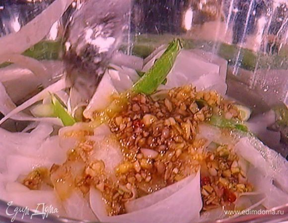 Заправить оставшимся маринадом. Солить и перчить рекомендую перед подачей, т.к. дайкон пустит много сока.