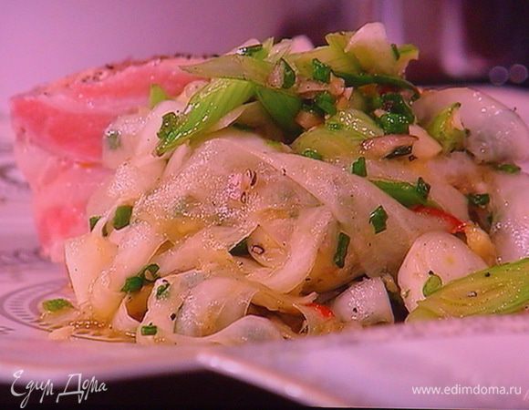 Теперь очередь готовить рыбку. Способов много: можно запечь рулеты в духовке при 170° в течении 20 мин., можно на гриле, можно в пароварке ( в оригинальном  рецепте) при 75° в течении 15 мин. или как я, завернув каждфй рулетик в фольгу как кофетку, отварить в кипящей воде. Рулеты получаются нежными и сочными. Приятного аппетита!