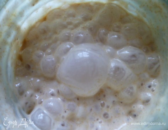 Я делала ржаную закваску для пшеничного хлеба. Вот она у меня пузырится. Но это необязательно, пузырьки могут быть только внутри, а сверху нет. Главное - это увеличение вдвое. 
Для хлеба нам нужно всего 9 столовых ложек закваски. Остальную закваску можно поставить в холодильник, если вы не собираетесь ее использовать в ближайшее время. Для этого закройте банку крышкой с дырочками, чтобы закваска дышала. Затем, когда вам понадобится снова закваска, то достаньте ее заранее: если будете кормить ржаной мукой, то за 2 дня до выпечки; если пшеничной, то за три дня.
Когда закваску вы достали из холодильника, то потом, пока кормите, она должна быть в тепле. То есть, покормили и в тепло. По системе: без сквозняков, периодически помешиваем и следим за влажностью.
Через сутки покормили и в тепло, не мешаем, под влажную тряпочку, ждем увеличения вдвое.
Опять же, если закваска плохо растет, то поставьте ее в теплую духовку, на прогрев.
Это вечная закваска. Далее просто каждый день ее кормить, если планируете печь хлеб каждый день.
