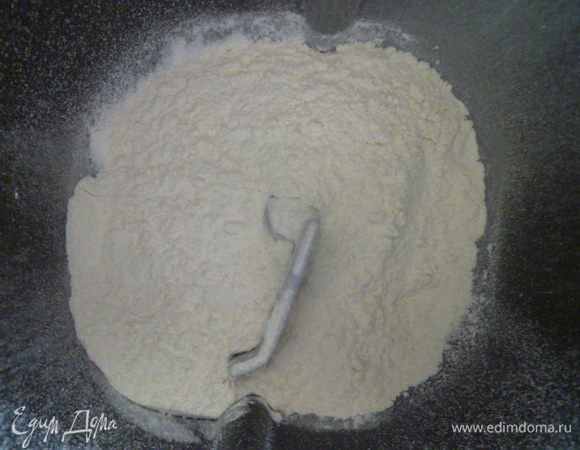 Теперь я расскажу, как я делаю замес в хлебопечке.
На дно хлебопечки высыпаем 1 ( 250 мл) стакан просеянной пшеничной муки.