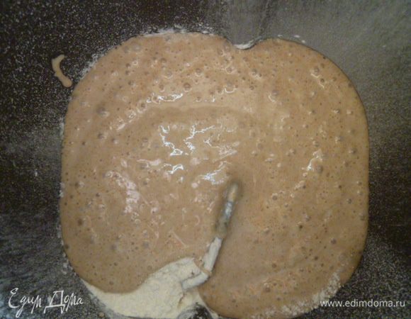 Сверху муки выкладываем 9 столовых ложек закваски.