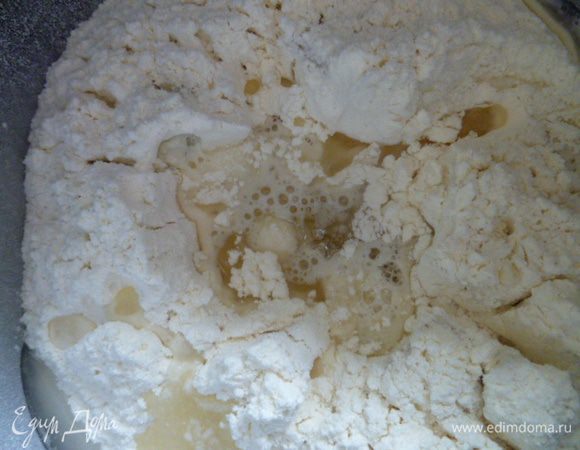 Сверху закваски насыпаем остальные 2 ( 250 мл) стакана просеянной муки, насыпаем по 2 чайные ложки соли и сахара, добавляем 1/4 чайной ложки соды и вливаем 250 мл теплой сыворотки ( или теплой воды, но тогда добавляем 1/4 чайной ложки меда). А также 2 столовые ложки растительного масла( обычное, рафинированное или оливковое).