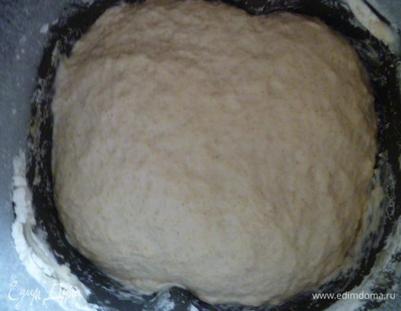 Дальше я включаю режим- Французский хлеб. Он у меня длится 4 часа. Через 1 час 27 минут, когда хлебопечка начинает месить тесто и подает звуковой сигнал, я выключаю. Тесто готово. Оно довольно липкое. Поэтому работать с ним придется обильно смазанными растительным маслом руками.