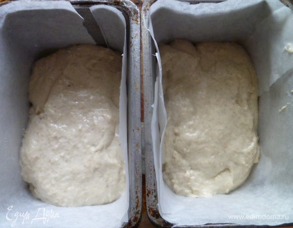 Хлеб я пеку вот в таких чугунных формах. Но, это совершенно не обязательно! Я пекла и без форм, просто формировала руками буханку хлеба, можно сделать маленькие булочки. Просто выкладывайте тесто на противень с пергаментом хорошего качества и смажьте его растительным маслом.
Здесь же я застелила формы пергаментом и смазала растительным маслом. Затем разложила тесто по формам поровну. Накрываем полотенцем и ставим в прогретую духовку или просто теплое место до увеличения вдвое.
Где-то на 1-2 часа.