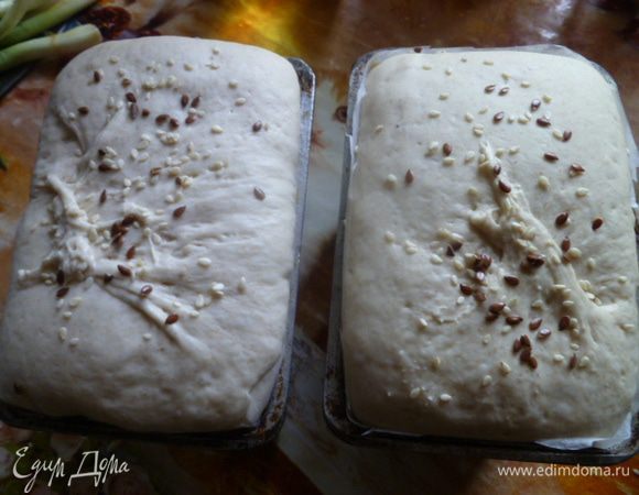 Следите за тестом, оно может убежать! В этот раз меня отвлекла моя маленькая дочка и мое тесто сбежало из форм. Не беда! Не расстраиваемся, а берем острый нож. Аккуратно обрезаем излишки теста и делаем из них лепешку, которую мы тоже испечем. Разогреваем духовку до 200 градусов. Верхушки хлеба смочить водой. И по желанию посыпать любыми семенами, можно не сыпать, это неважно... Здесь же я посыпала кунжутом и семенами льна.