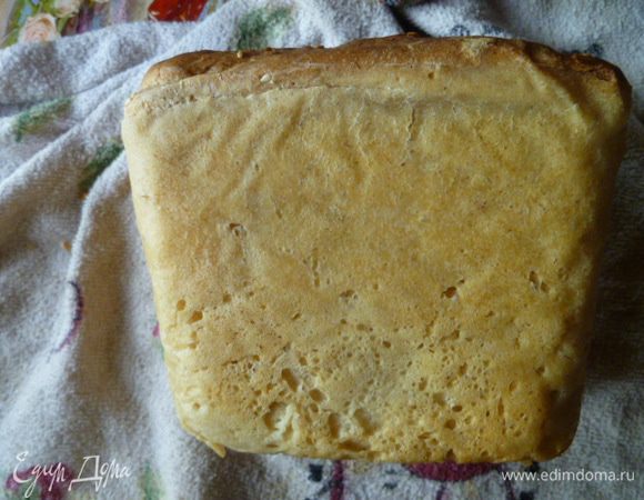 Если вы любите корочку потверже, то вынимайте хлеб сразу по окончании выпечки, если помягче, то оставьте хлеб внутри духовки до полного остывания.
Вынуть хлеб из форм или снять с противня и перекладываем на бок на чистое полотенце. Сверху тоже накрыть полотенцем до полного остывания.