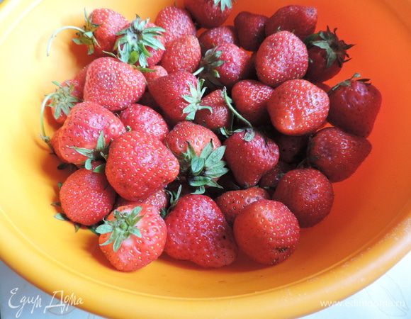 Клубнику желательно брать твердых сортов и среднего размера. У нас она идет под кодовым названием "голландская". Ее ягодки отлично держат форму даже в варенье или после заморозки. Вот с такой клубничкой наши вареники будут не только вкусными, но и красивыми.