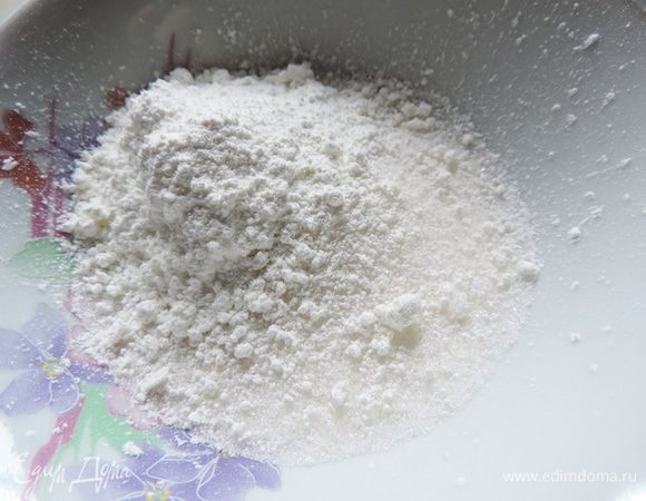 Смешиваем сахар с крахмалом. Можно брать и кукурузный, но для этих целей мне больше нравится картофельный. Крахмал не даст вытечь клубничному соку из вареника, превратив его в кисель.