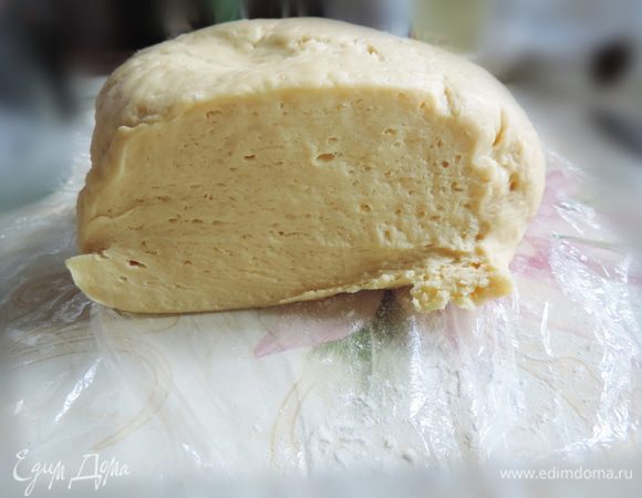 Приступаем к раскатыванию теста. Видно, что его структура уже стала дырчатой, что свидетельствует о работе соды.